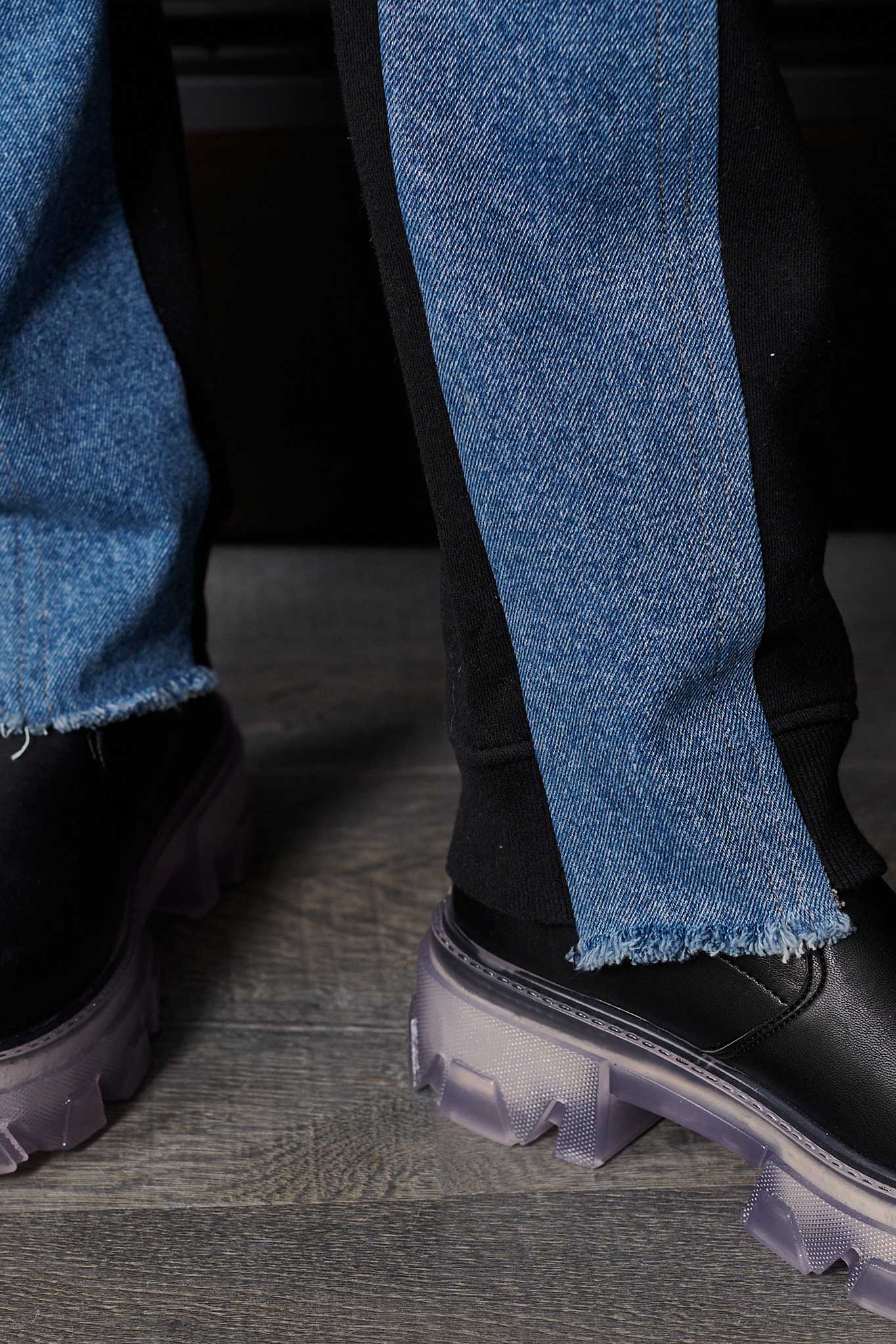 STRAIGHT LEG SWEAT DENIM JEANS - BLUE