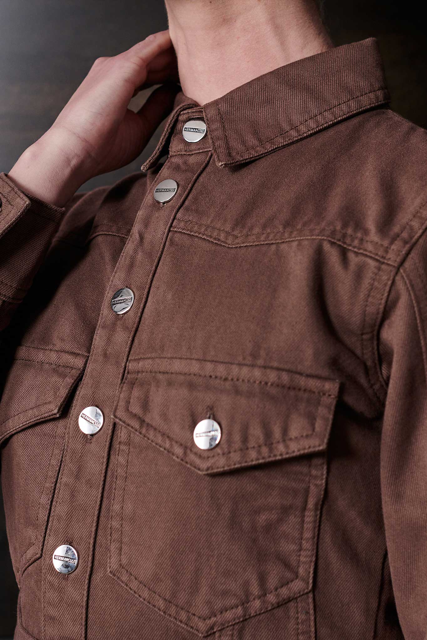 BELTED DENIM SHIRT DRESS - BROWN