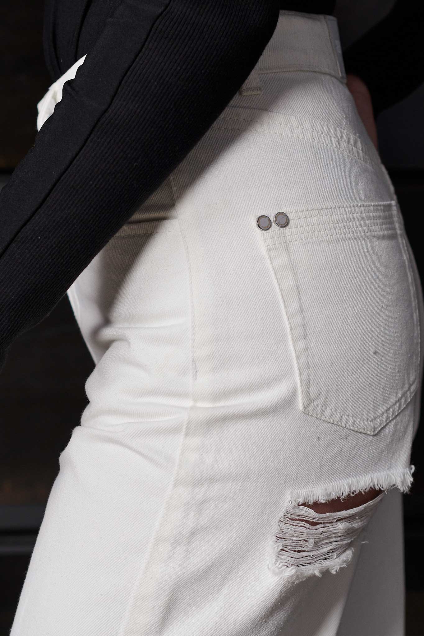 DISTRESSED STRAIGHT JEAN - WHITE