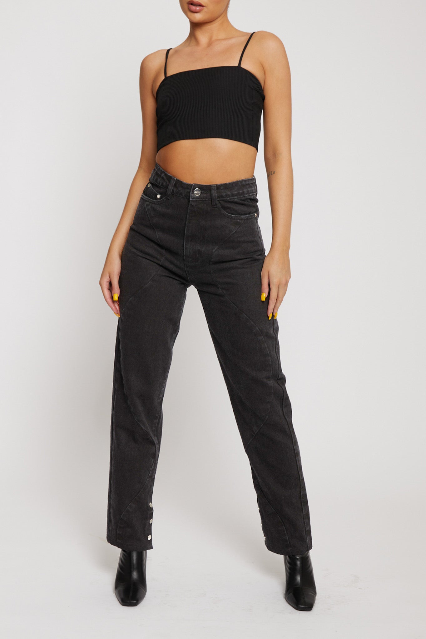 HIGH WAISTED STRAIGHT LEG JEANS - BLACK