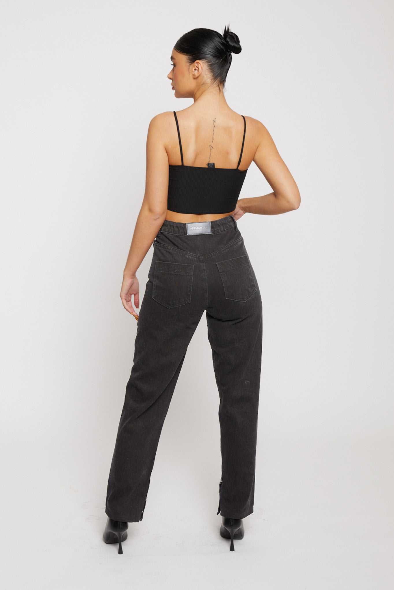 HIGH WAISTED STRAIGHT LEG JEANS - BLACK