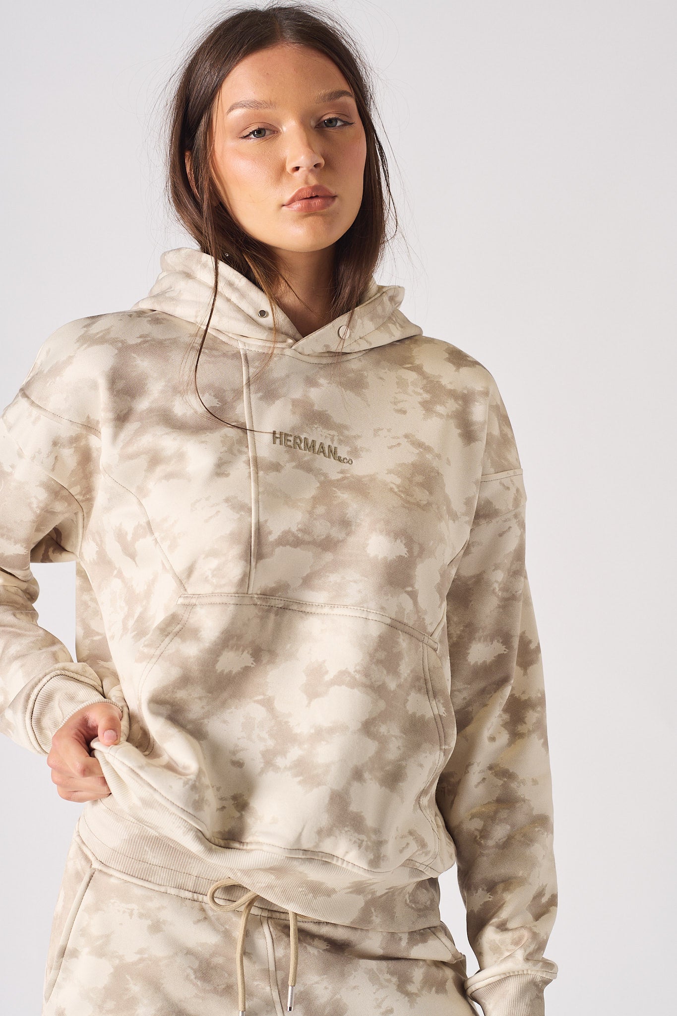 REGULAR TIE DYE PULLOVER HOODIE - BEIGE