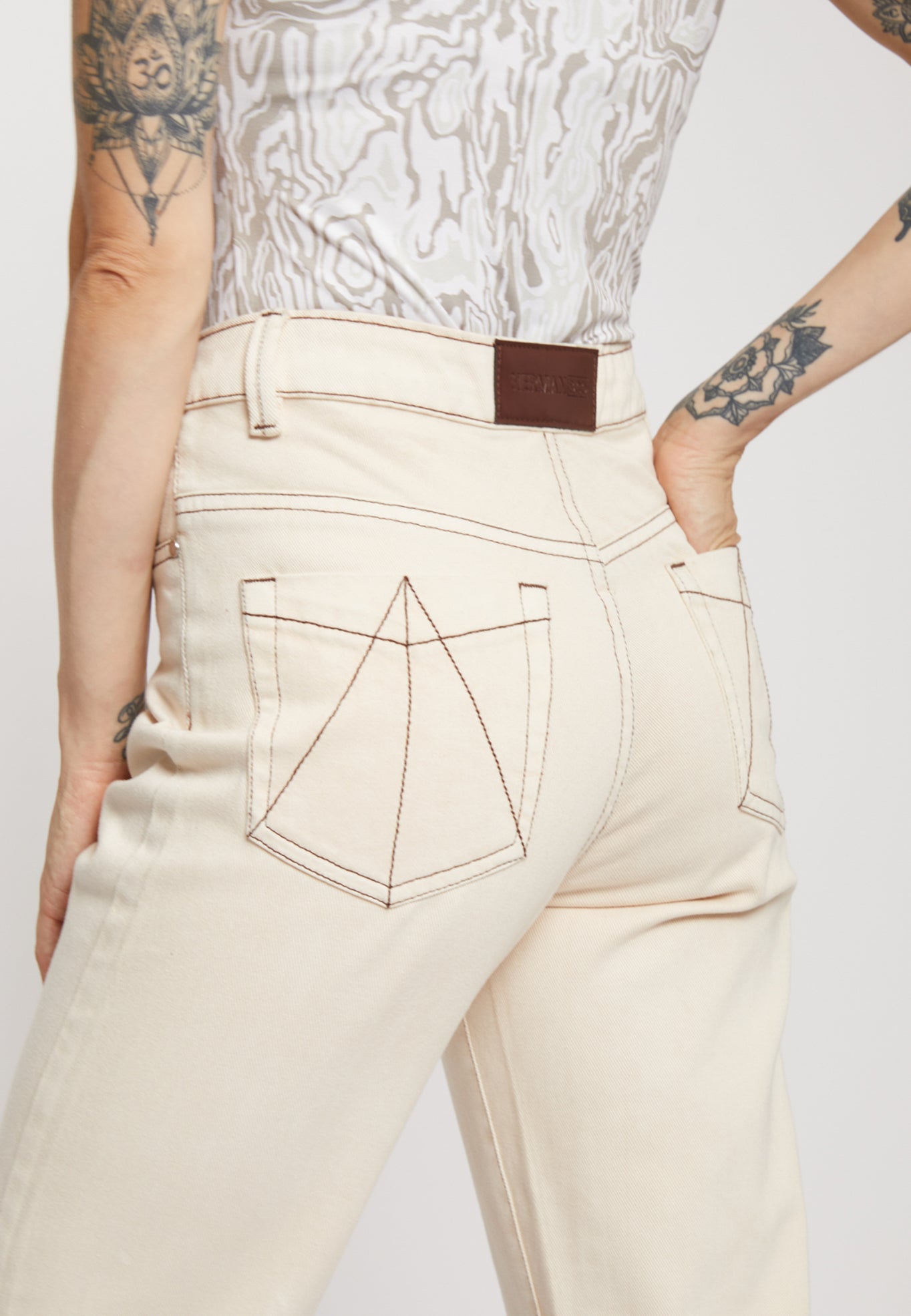 STRAIGHT LEG JEANS - ECRU WASH