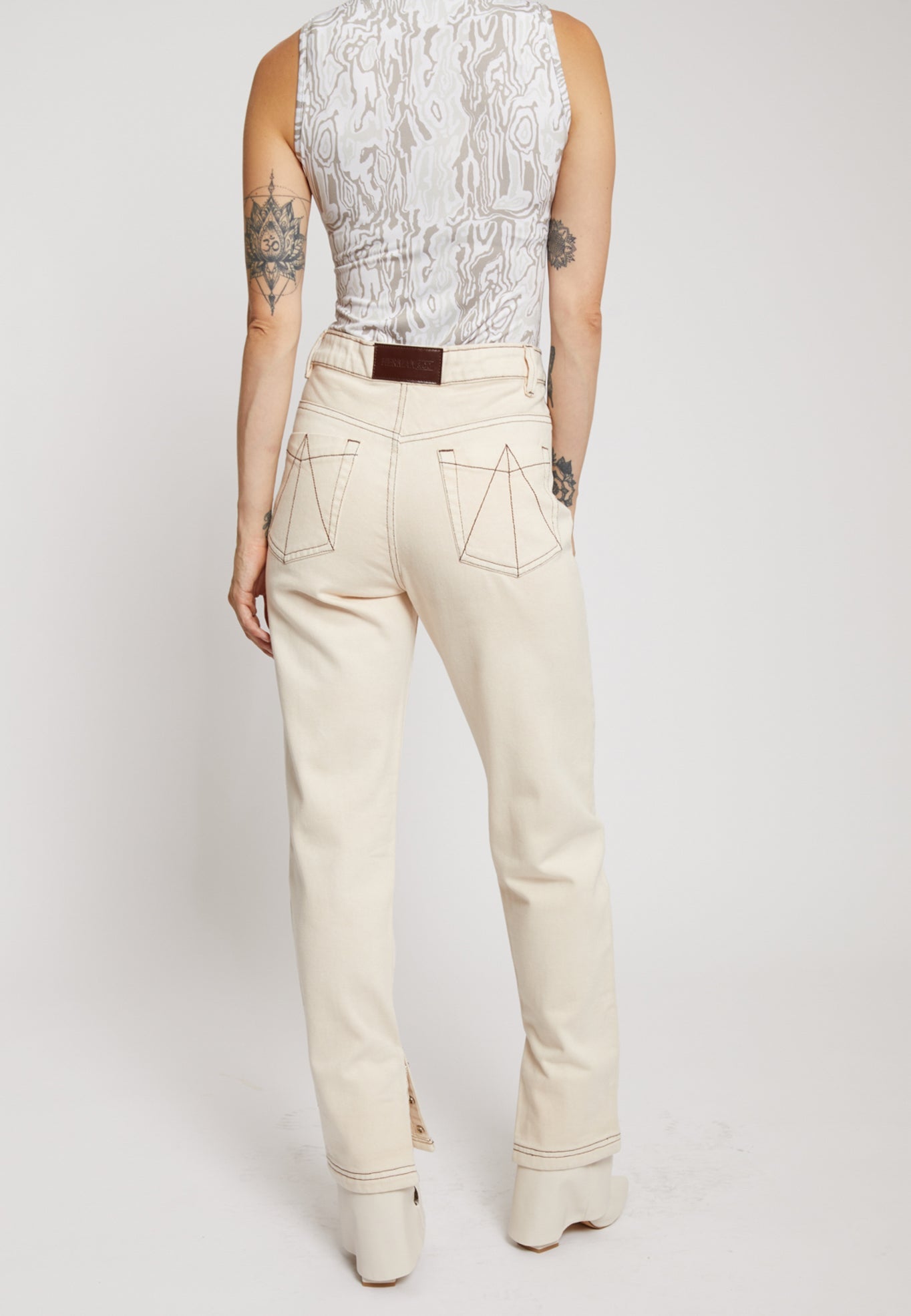 STRAIGHT LEG JEANS - ECRU WASH