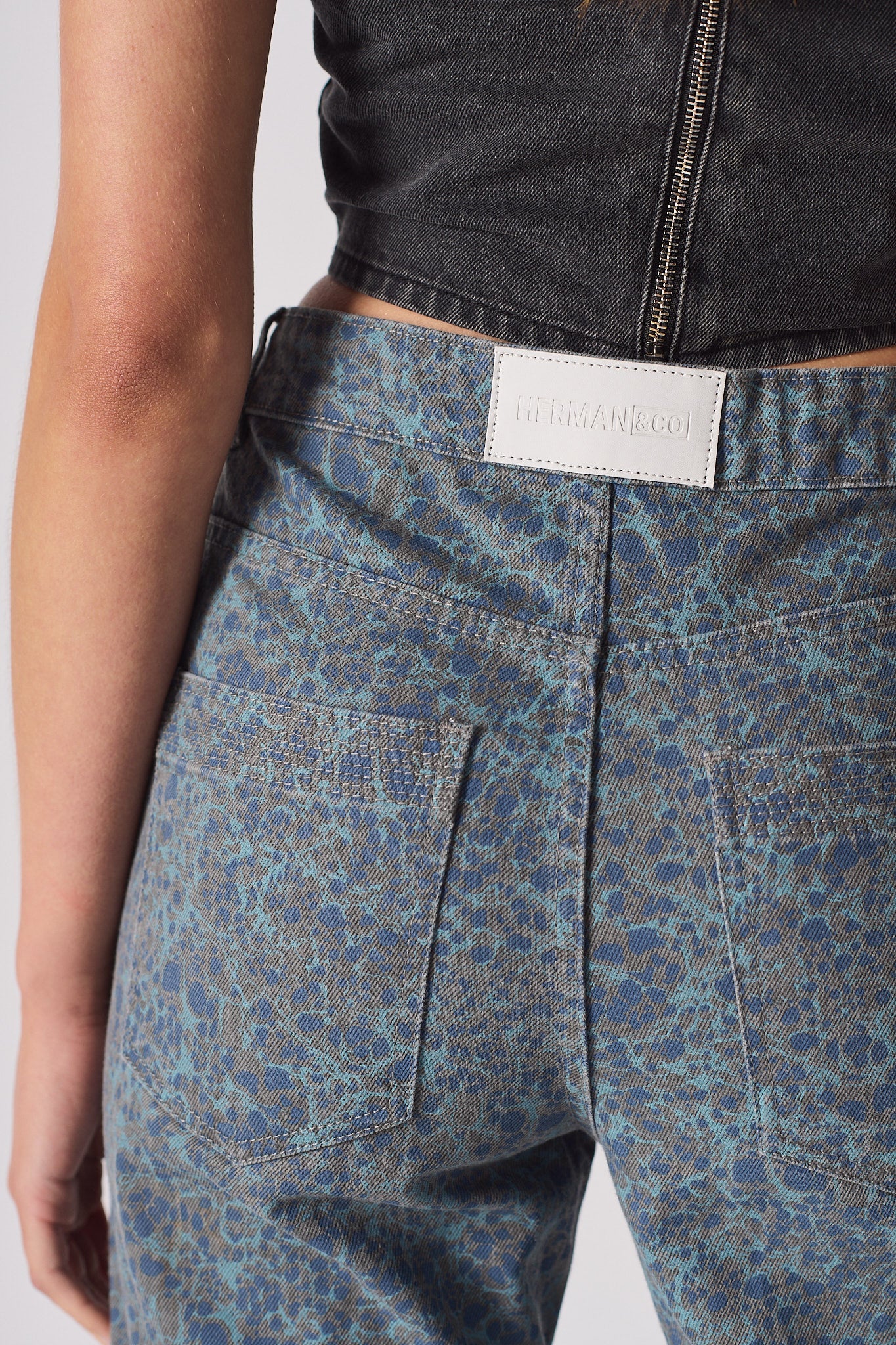 PRINTED STRAIGHT LEG JEANS  - GREY