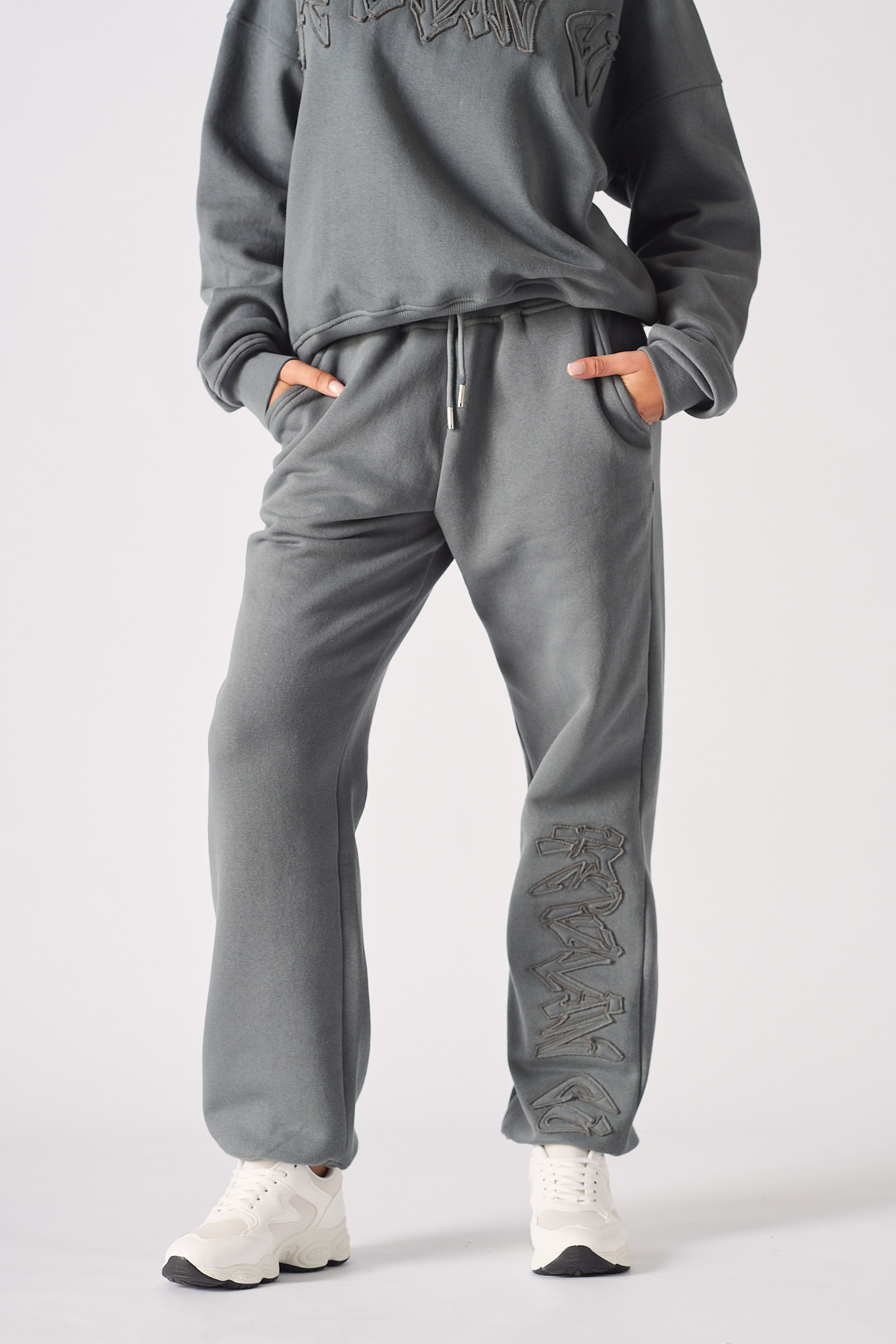 HERMAN APPLIQUE EMBROIDERY JOGGER - GREY