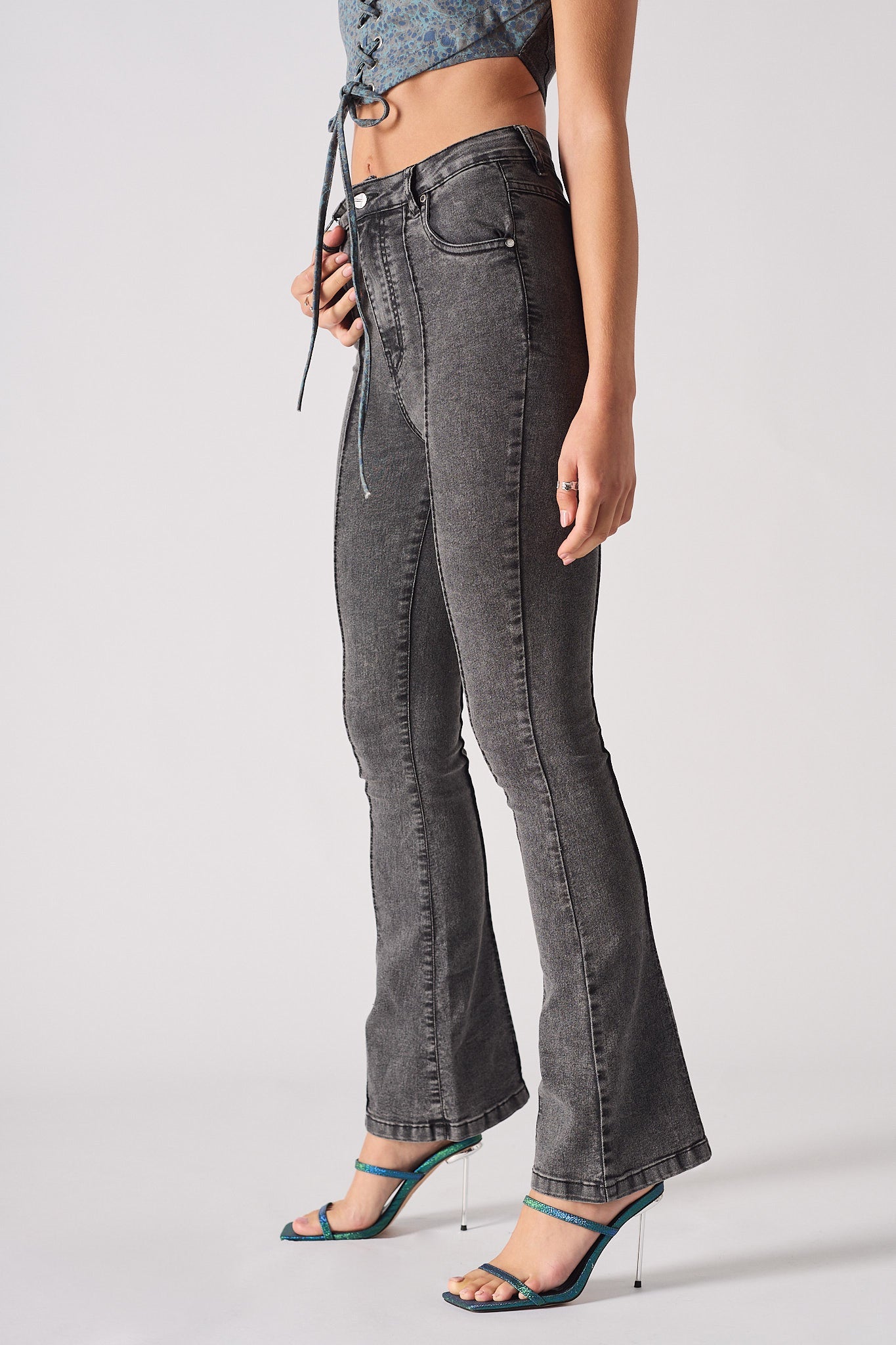 HIGH WAISTED FLARE JEANS - GREY