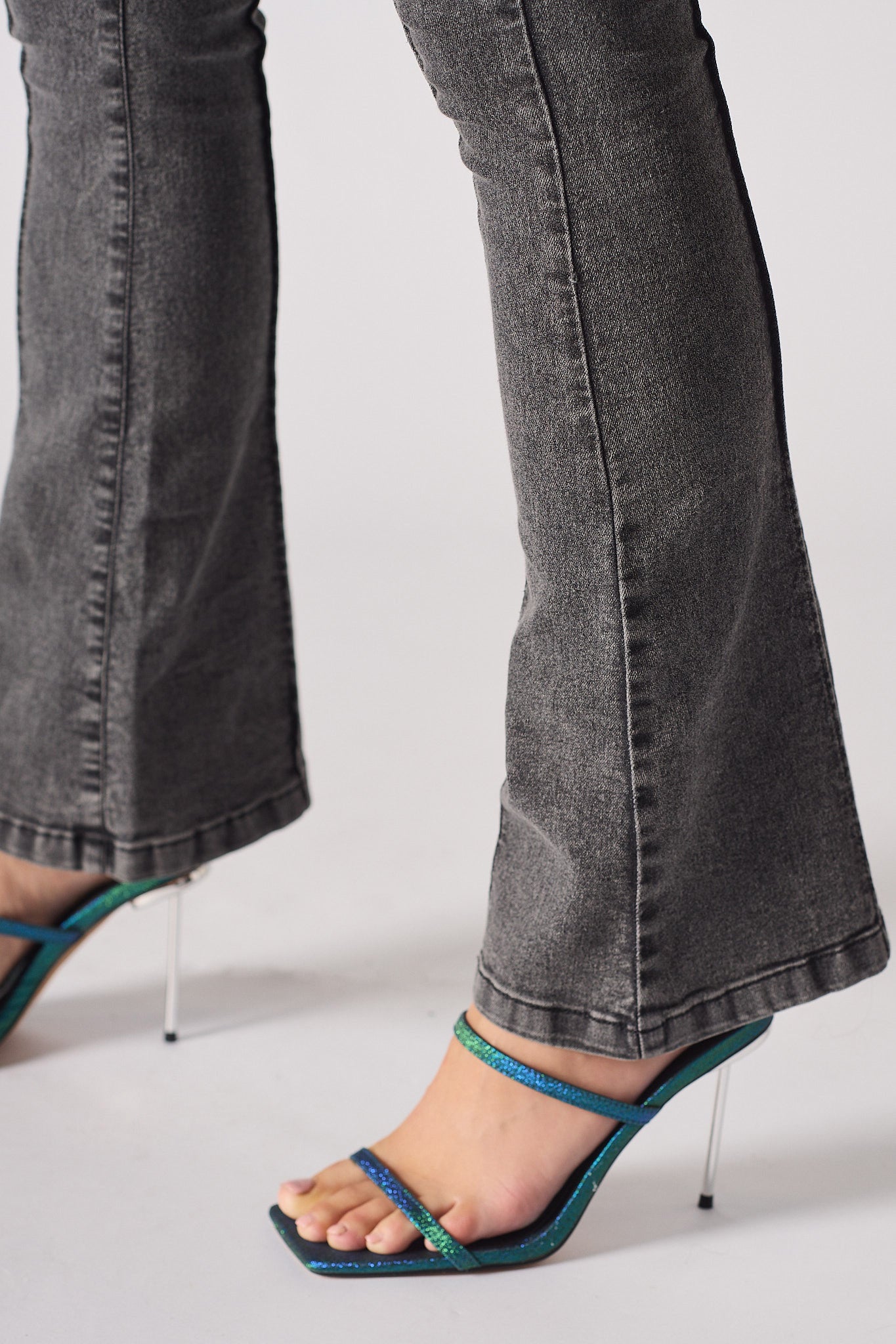 HIGH WAISTED FLARE JEANS - GREY