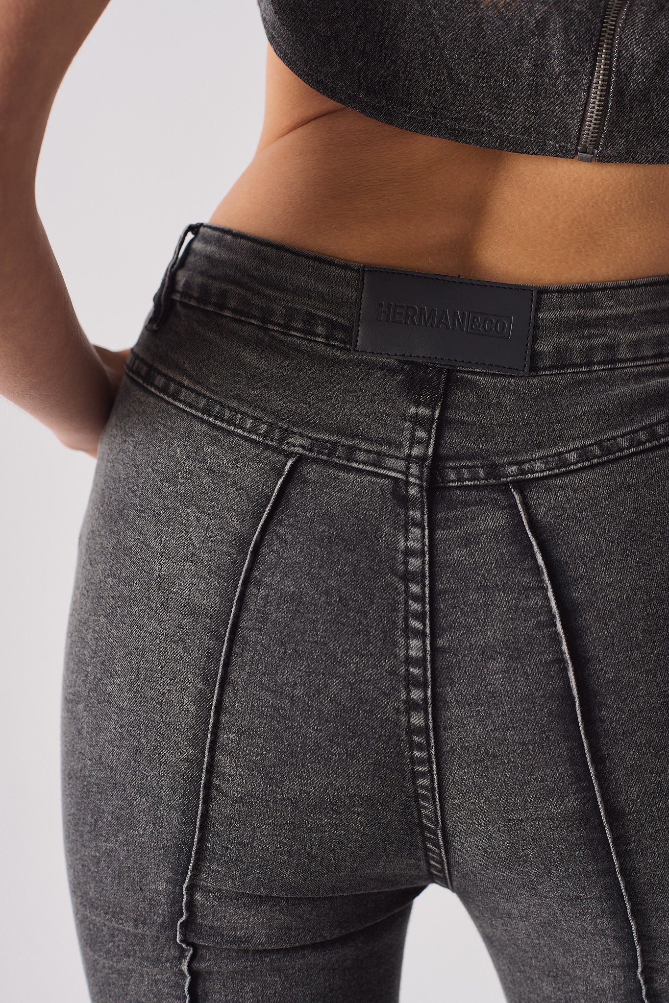 HIGH WAISTED FLARE JEANS - GREY