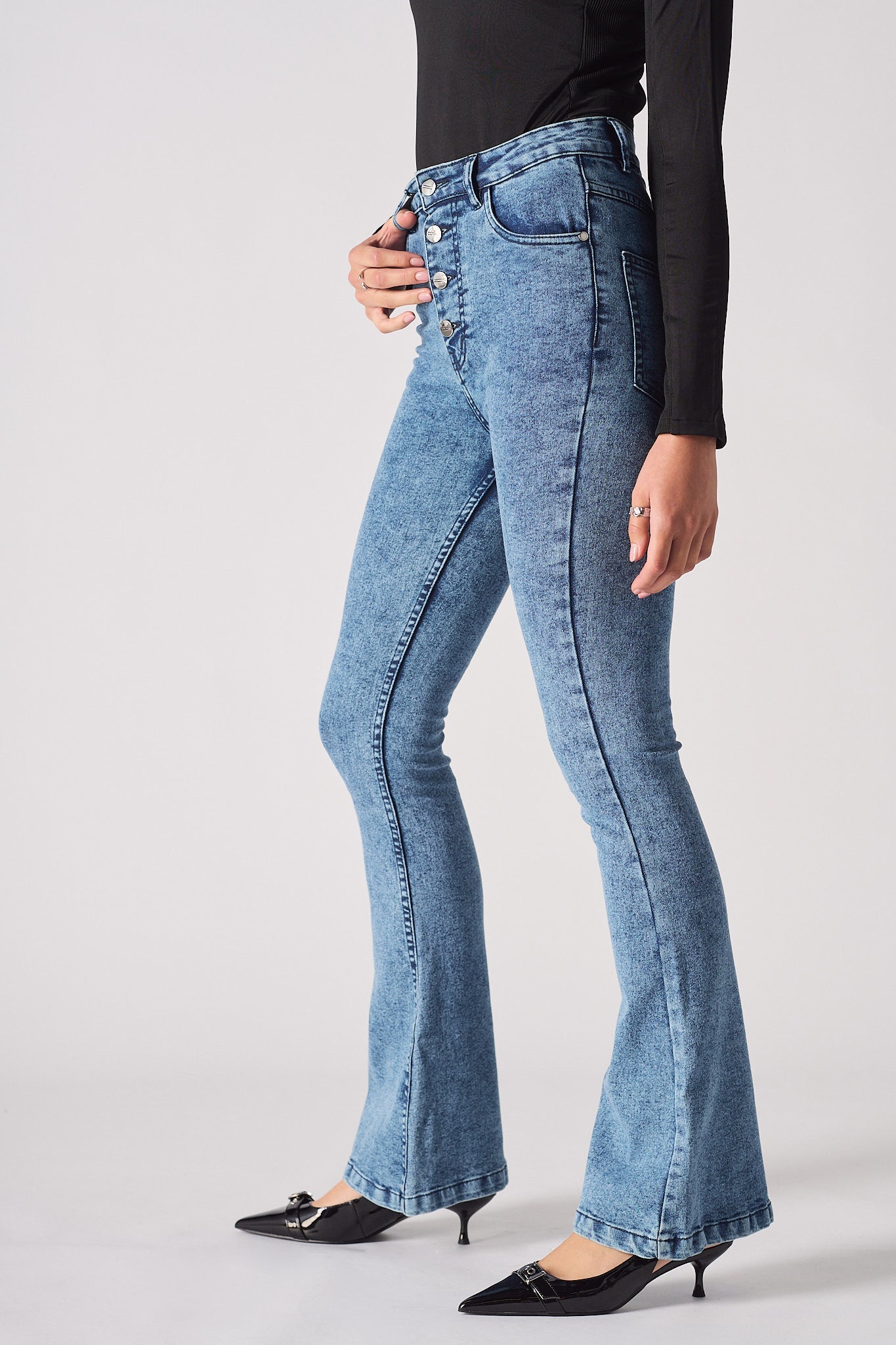 HIGH WAISTED FLARE JEANS - LIGHT BLUE