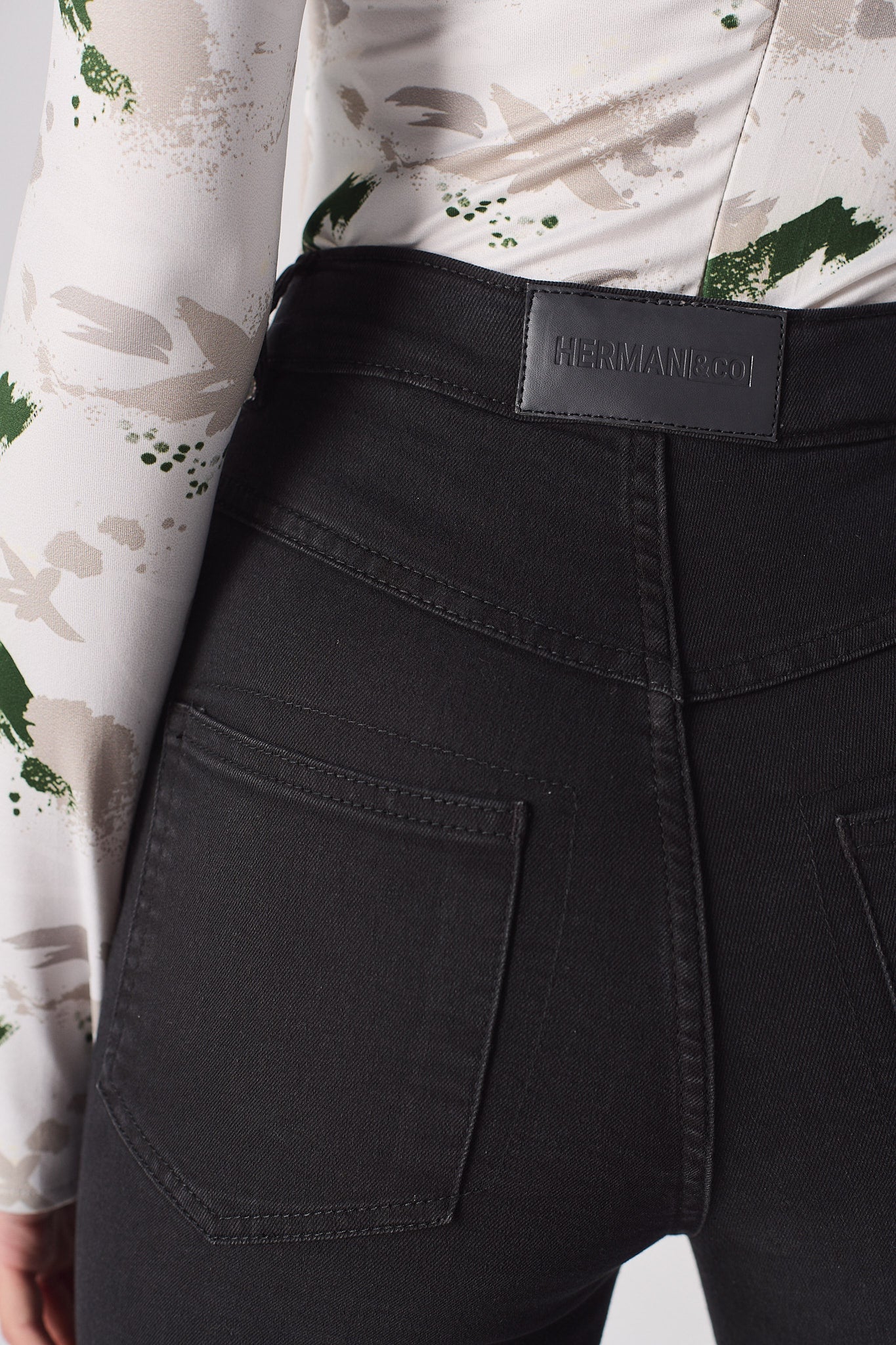 RIPPED SKINNY JEANS - BLACK