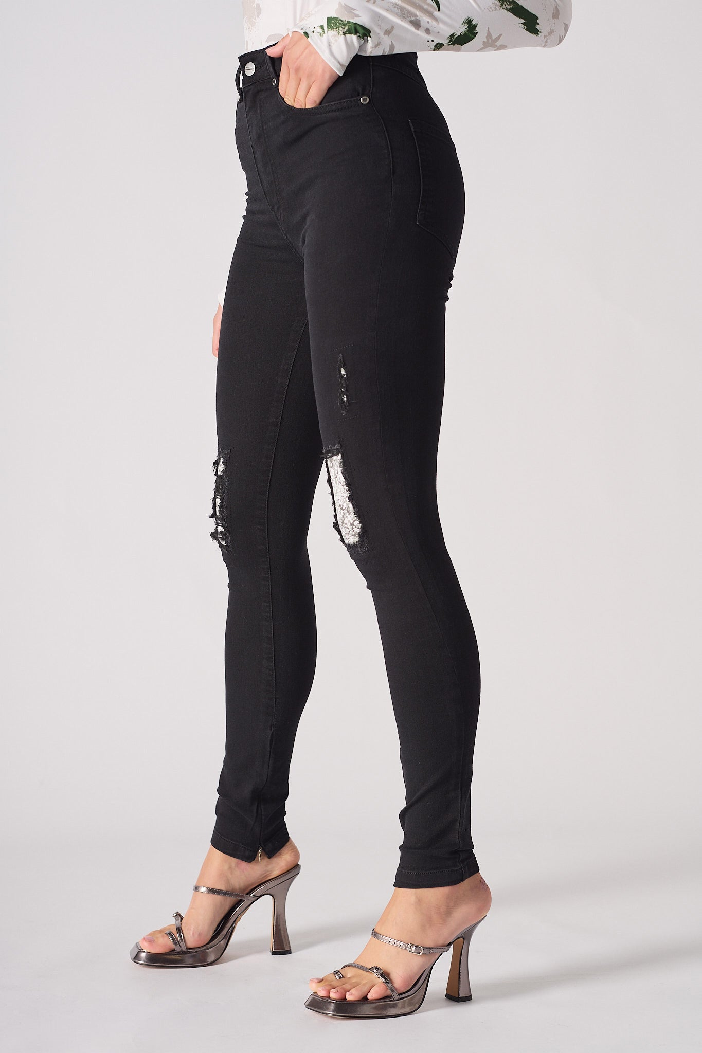 RIPPED SKINNY JEANS - BLACK