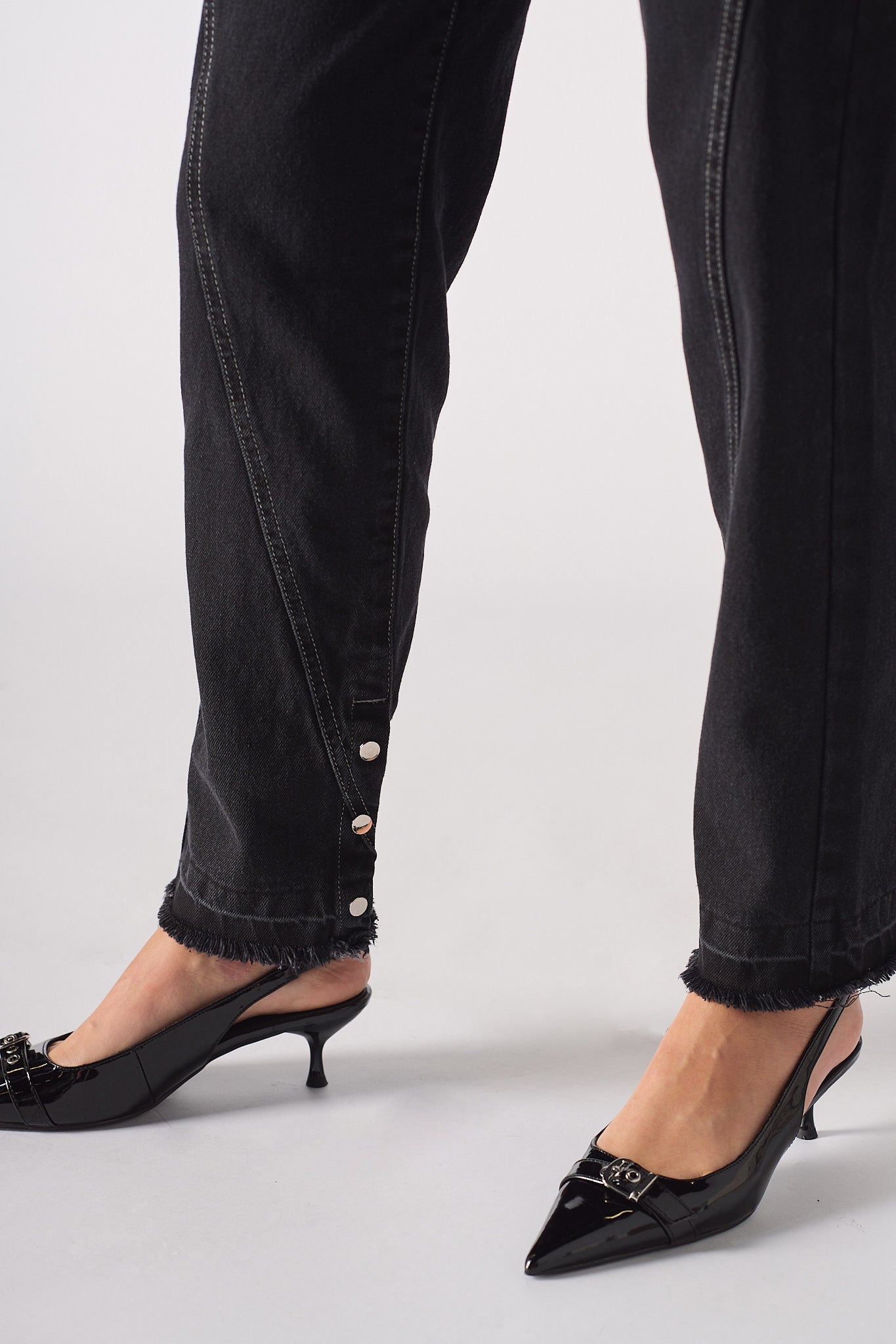 HIGH WAISTED STRAIGHT LEG JEANS - BLACK