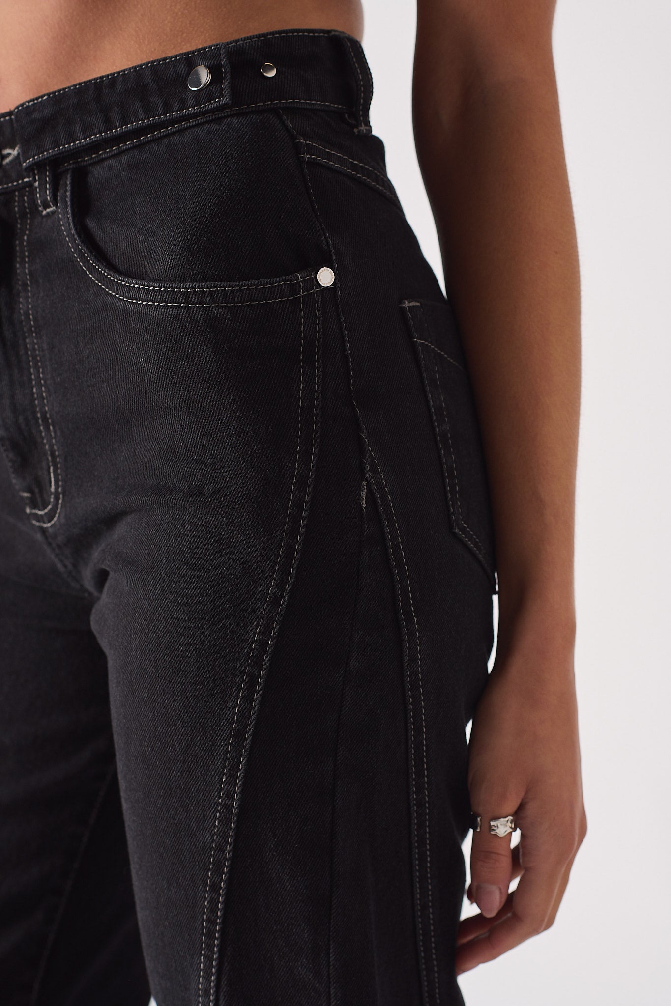 HIGH WAISTED STRAIGHT LEG JEANS - BLACK