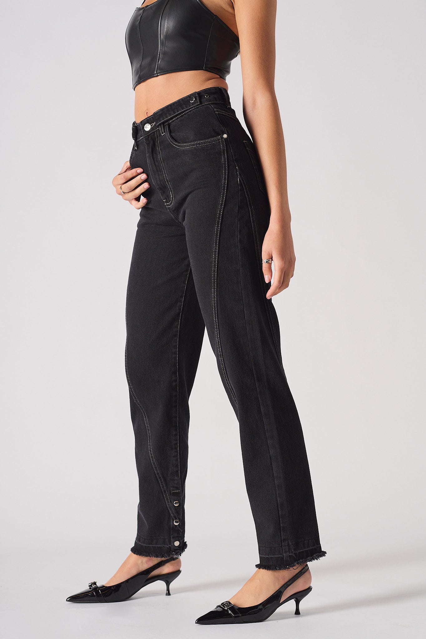 HIGH WAISTED STRAIGHT LEG JEANS - BLACK