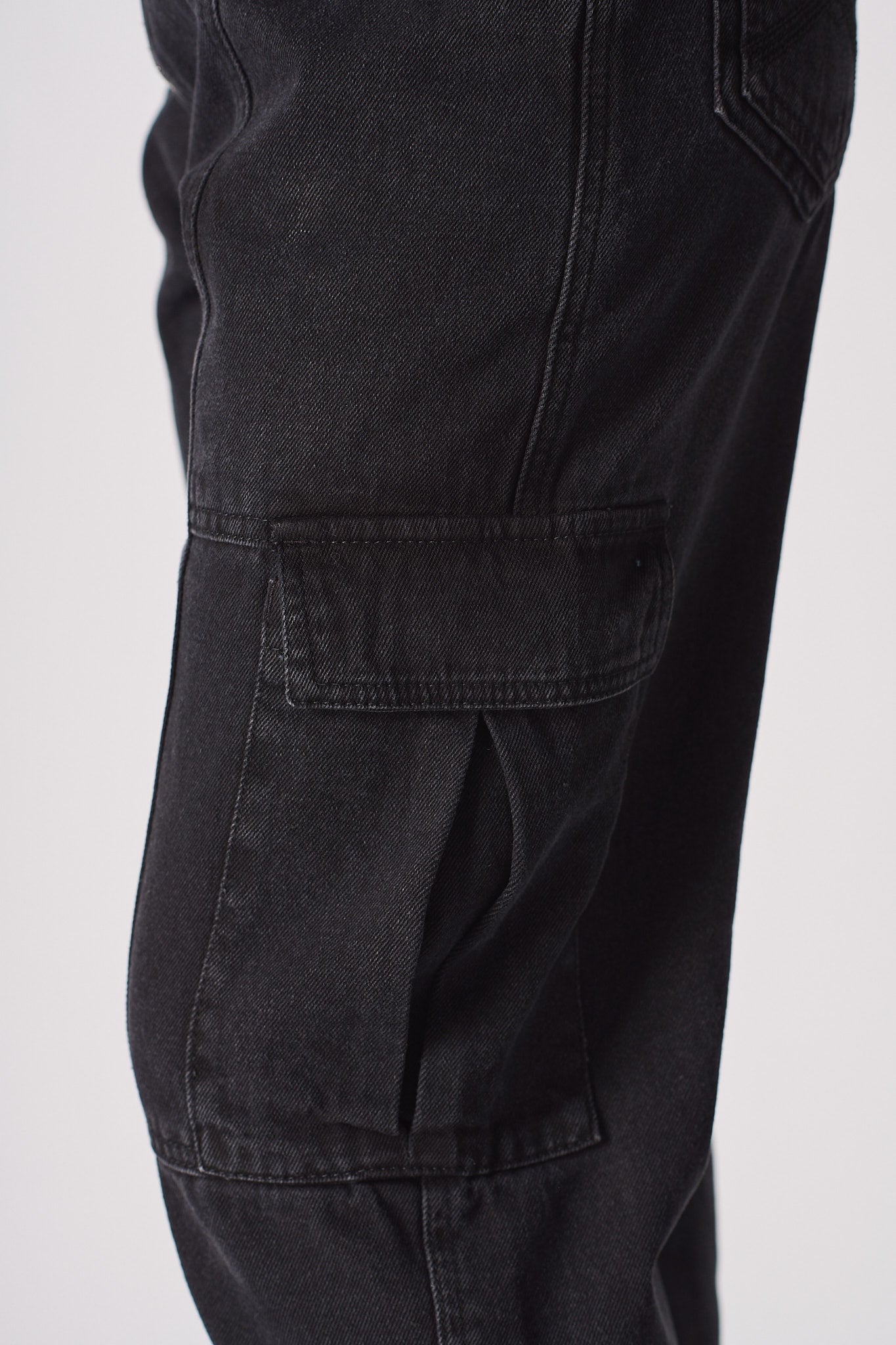 STRAIGHT LEG CARGO JEANS  - BLACK