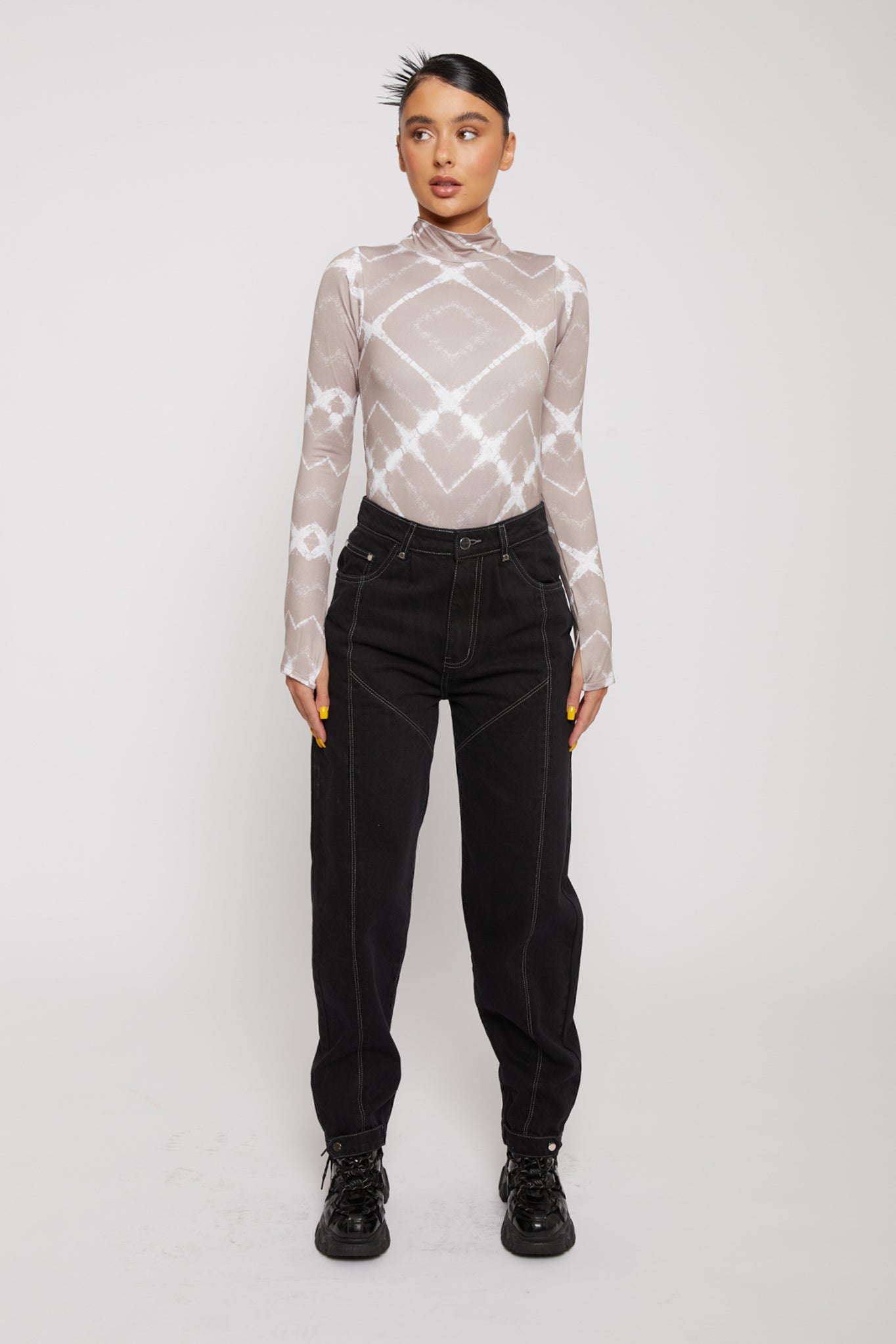 STRAIGHT LEG JEANS - BLACK