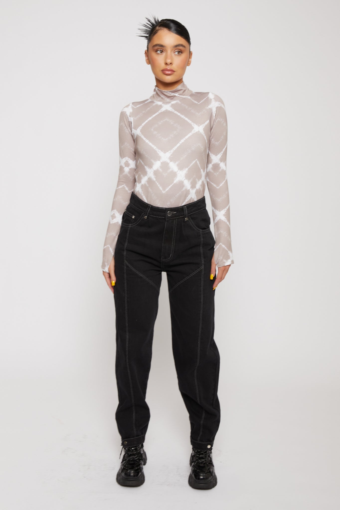 STRAIGHT LEG JEANS - BLACK