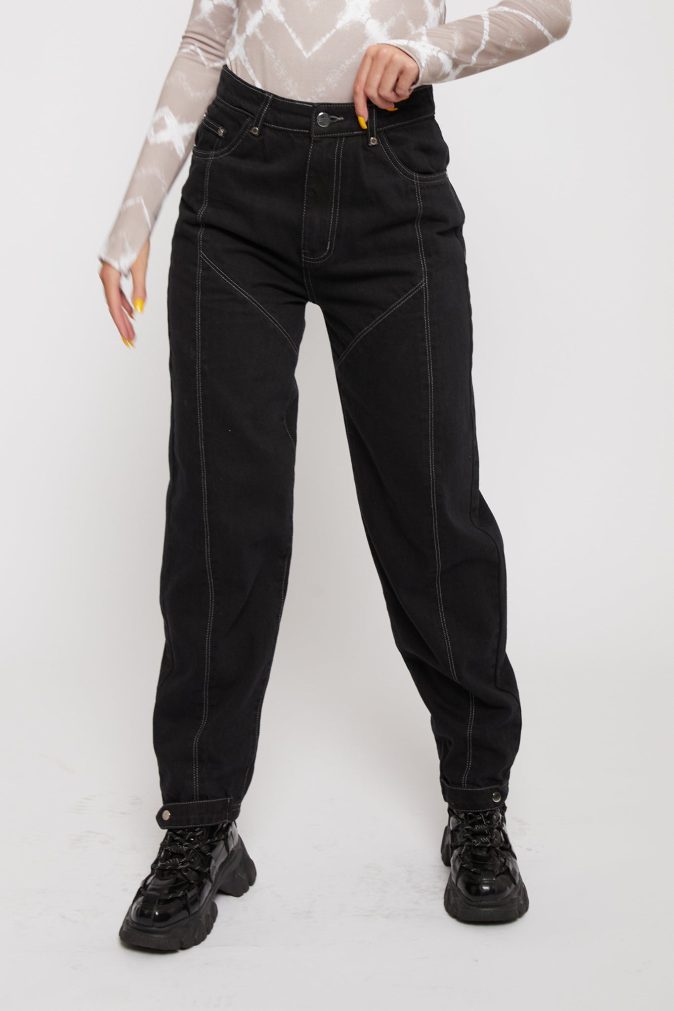 STRAIGHT LEG JEANS - BLACK