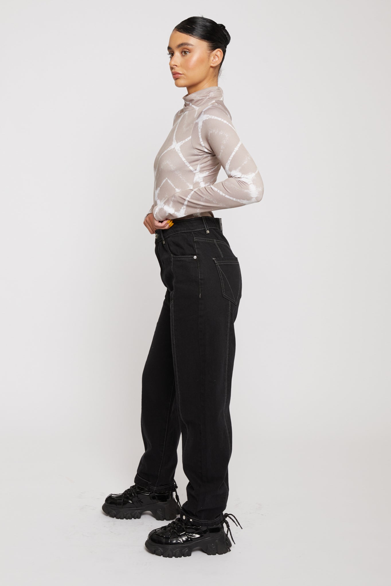 STRAIGHT LEG JEANS - BLACK