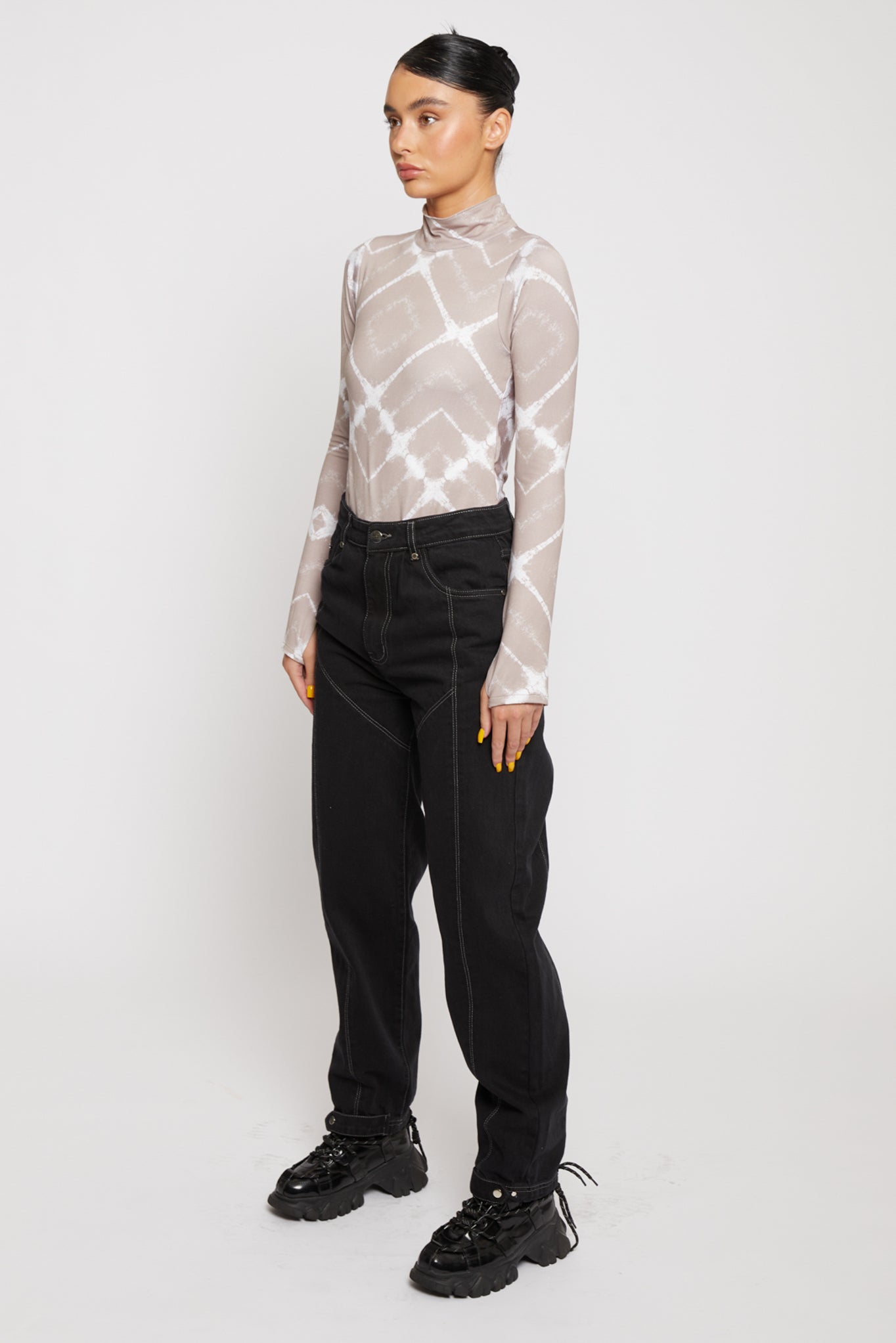 STRAIGHT LEG JEANS - BLACK