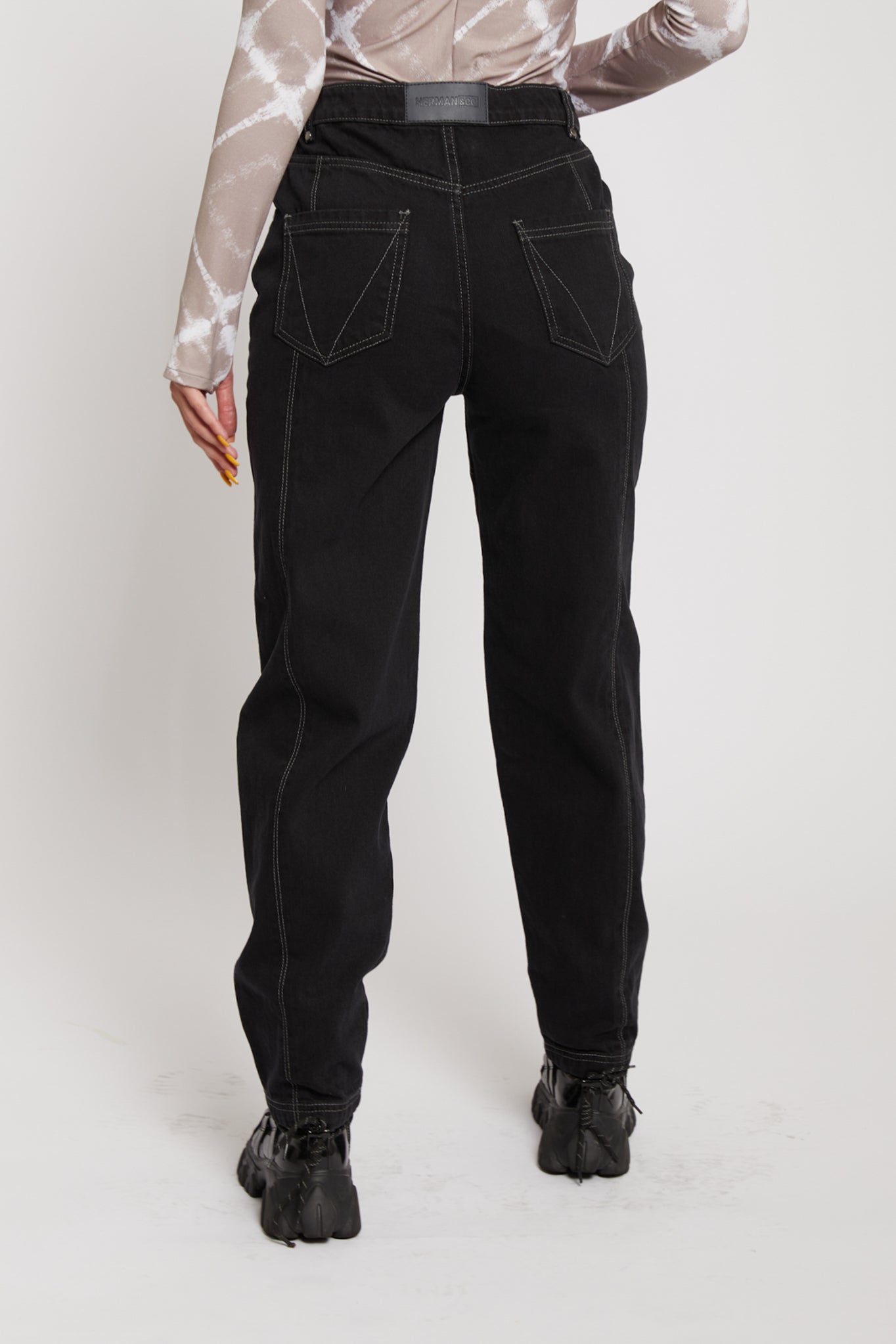 STRAIGHT LEG JEANS - BLACK