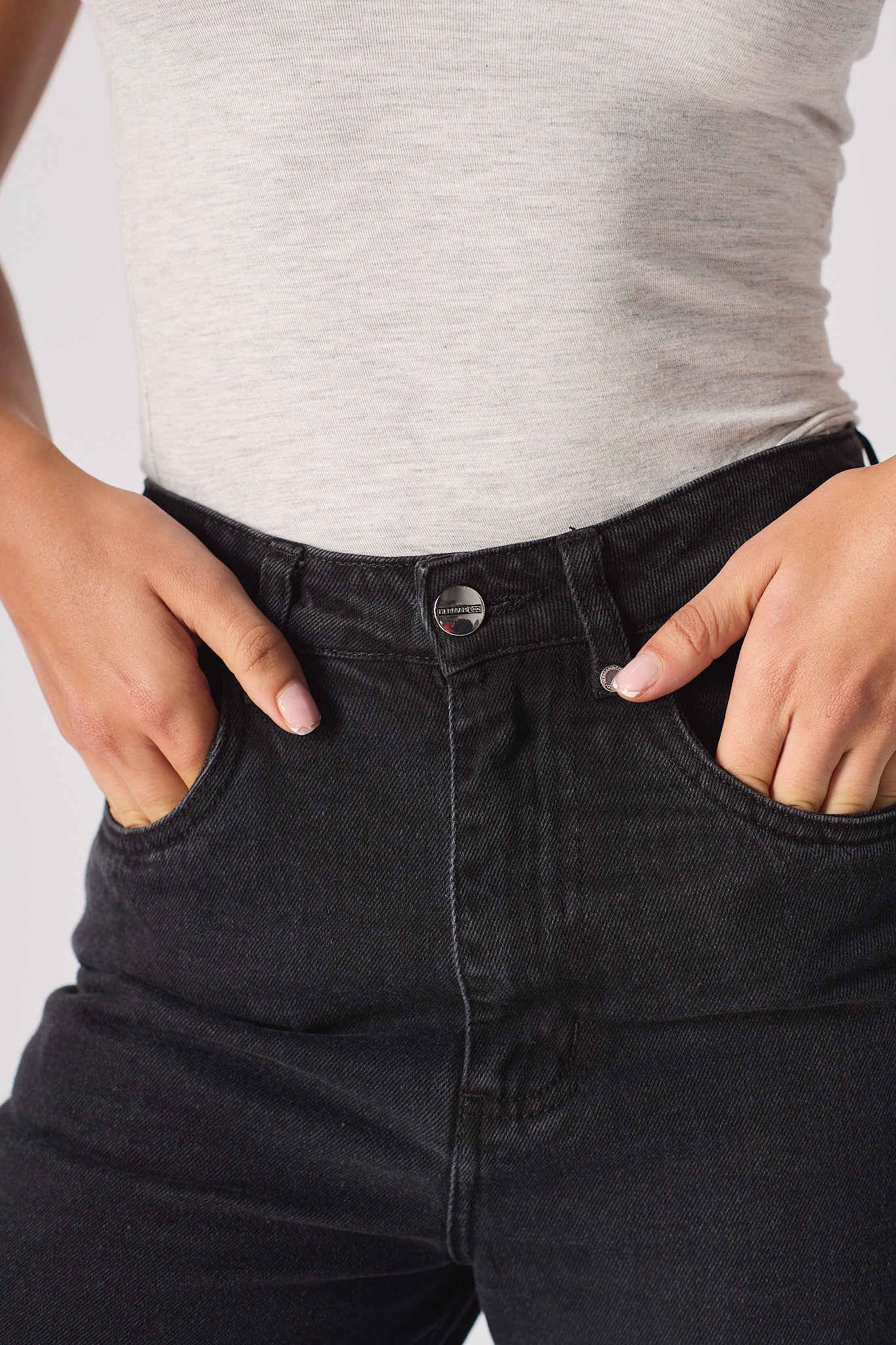 HIGH WAISTED STRAIGHT LEG JEANS - BLACK