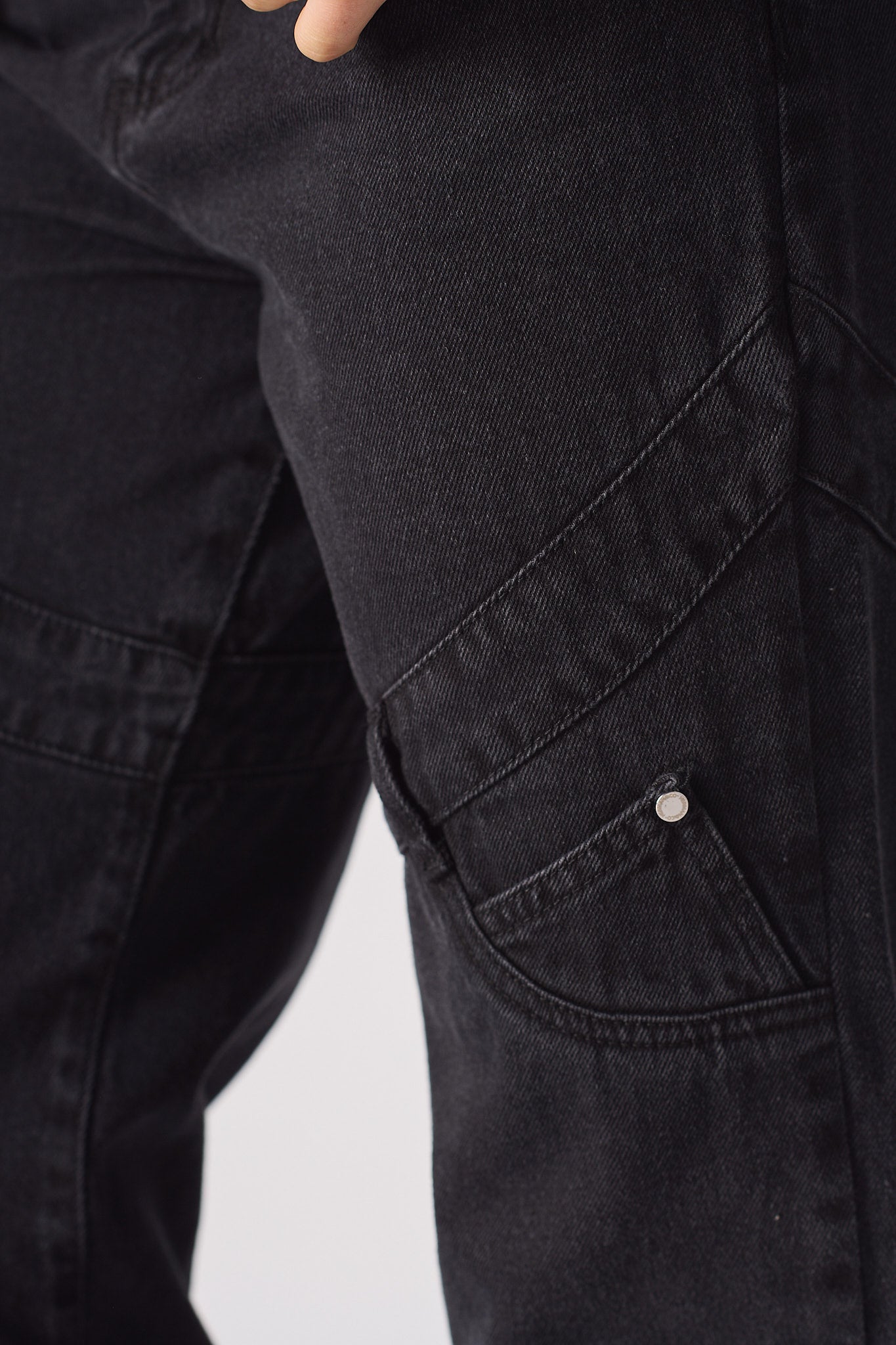HIGH WAISTED STRAIGHT LEG JEANS - BLACK