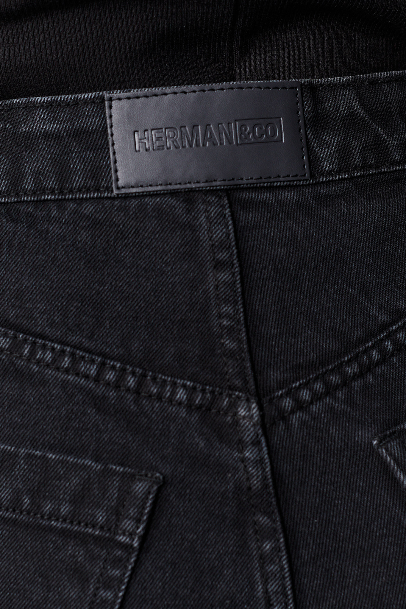 STRAIGHT LEG JEANS - BLACK