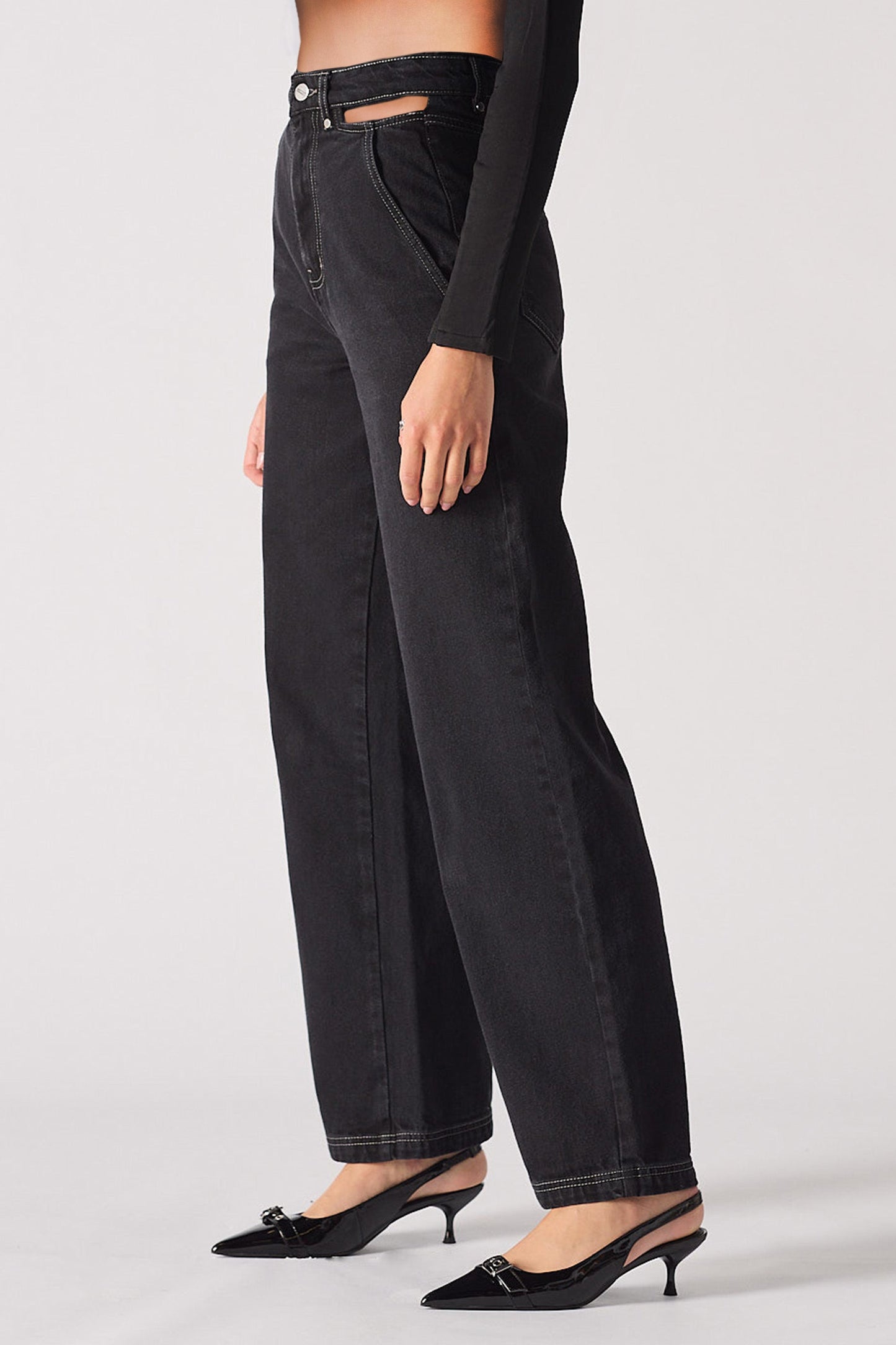 STRAIGHT LEG JEANS - BLACK