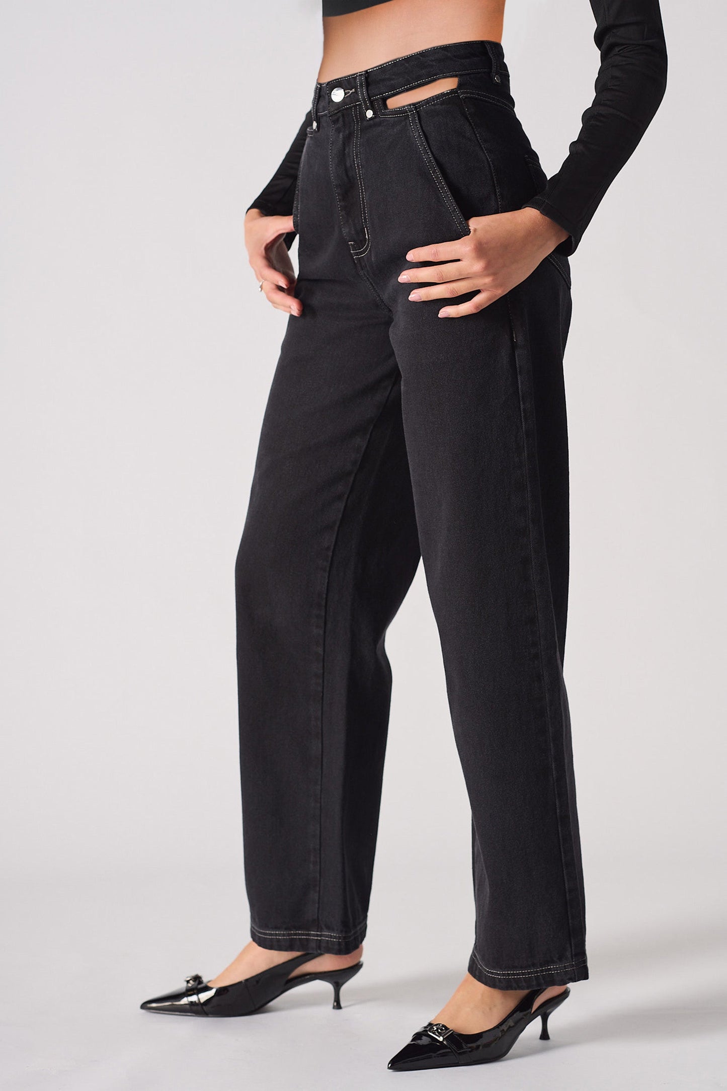 STRAIGHT LEG JEANS - BLACK