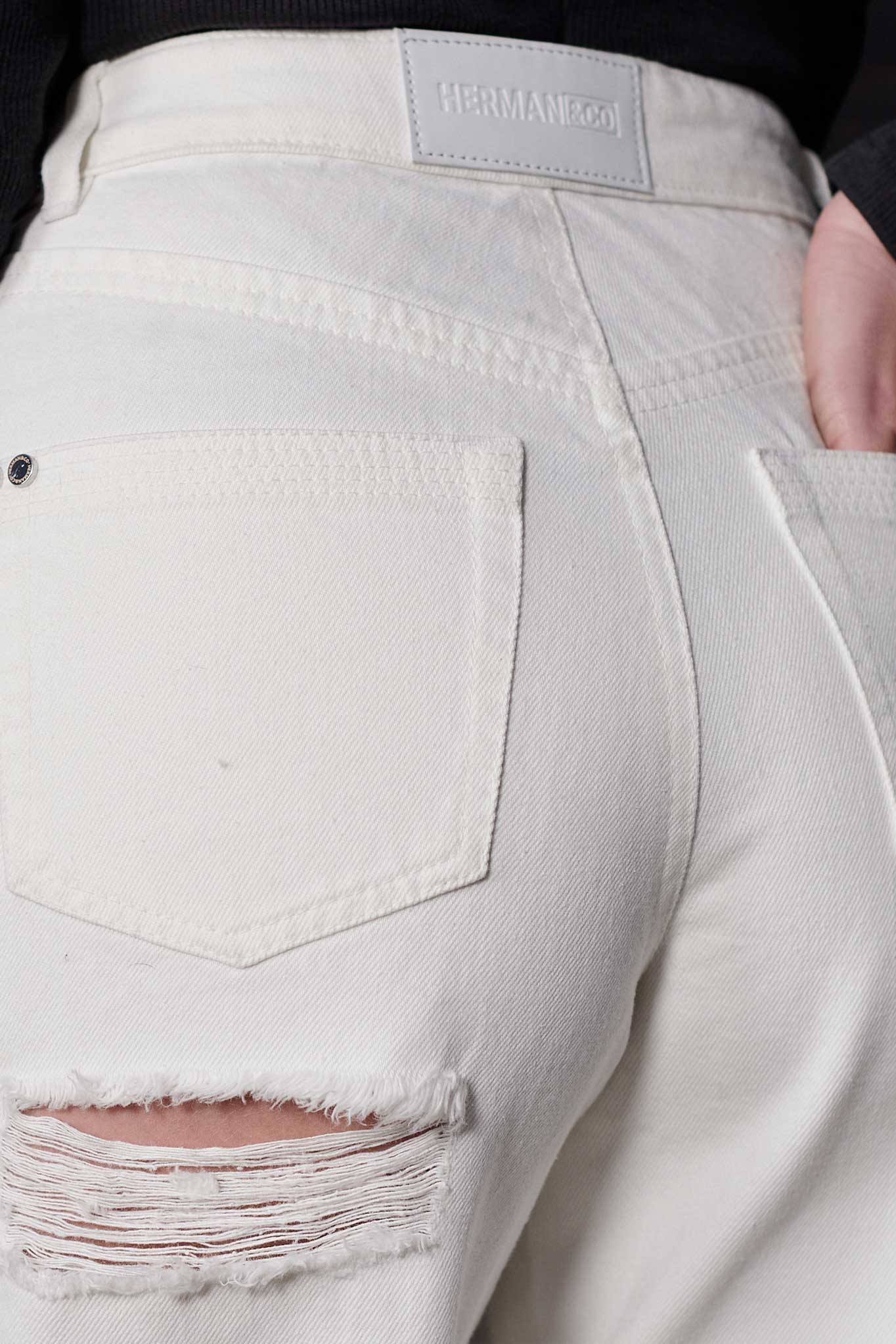 DISTRESSED STRAIGHT JEAN - WHITE