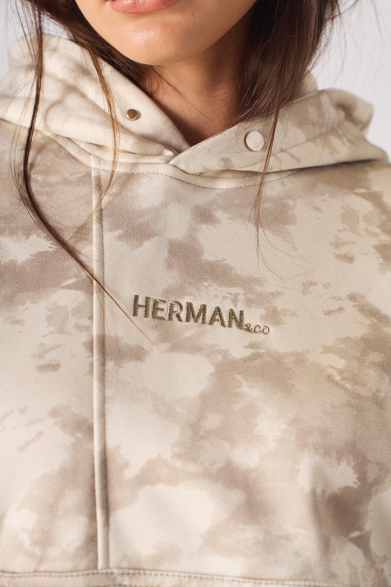 REGULAR TIE DYE PULLOVER HOODIE - BEIGE