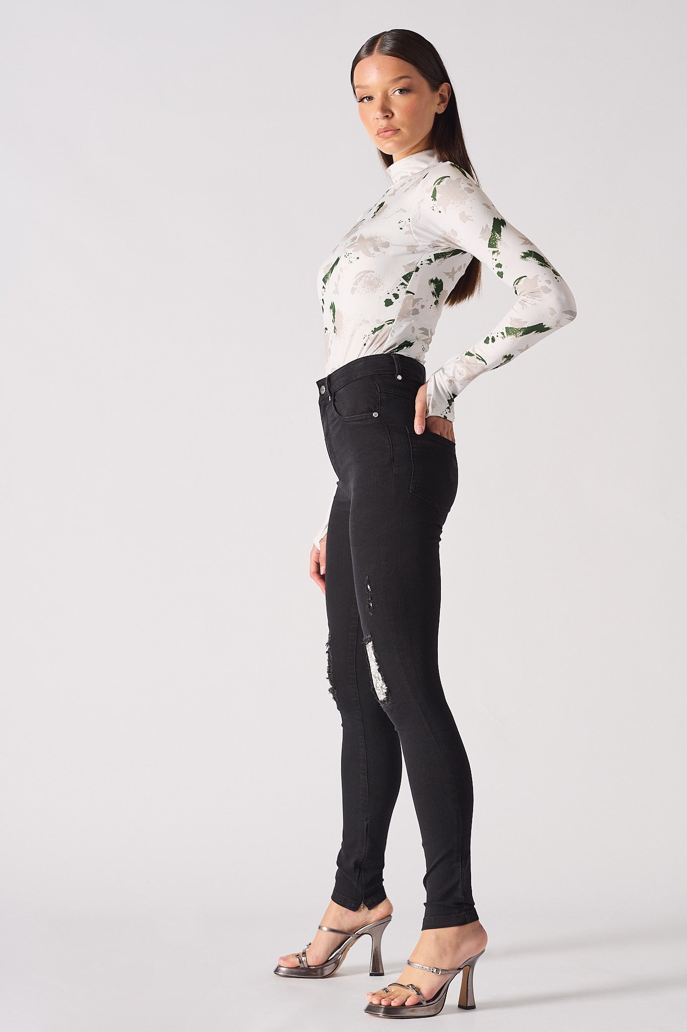 RIPPED SKINNY JEANS - BLACK