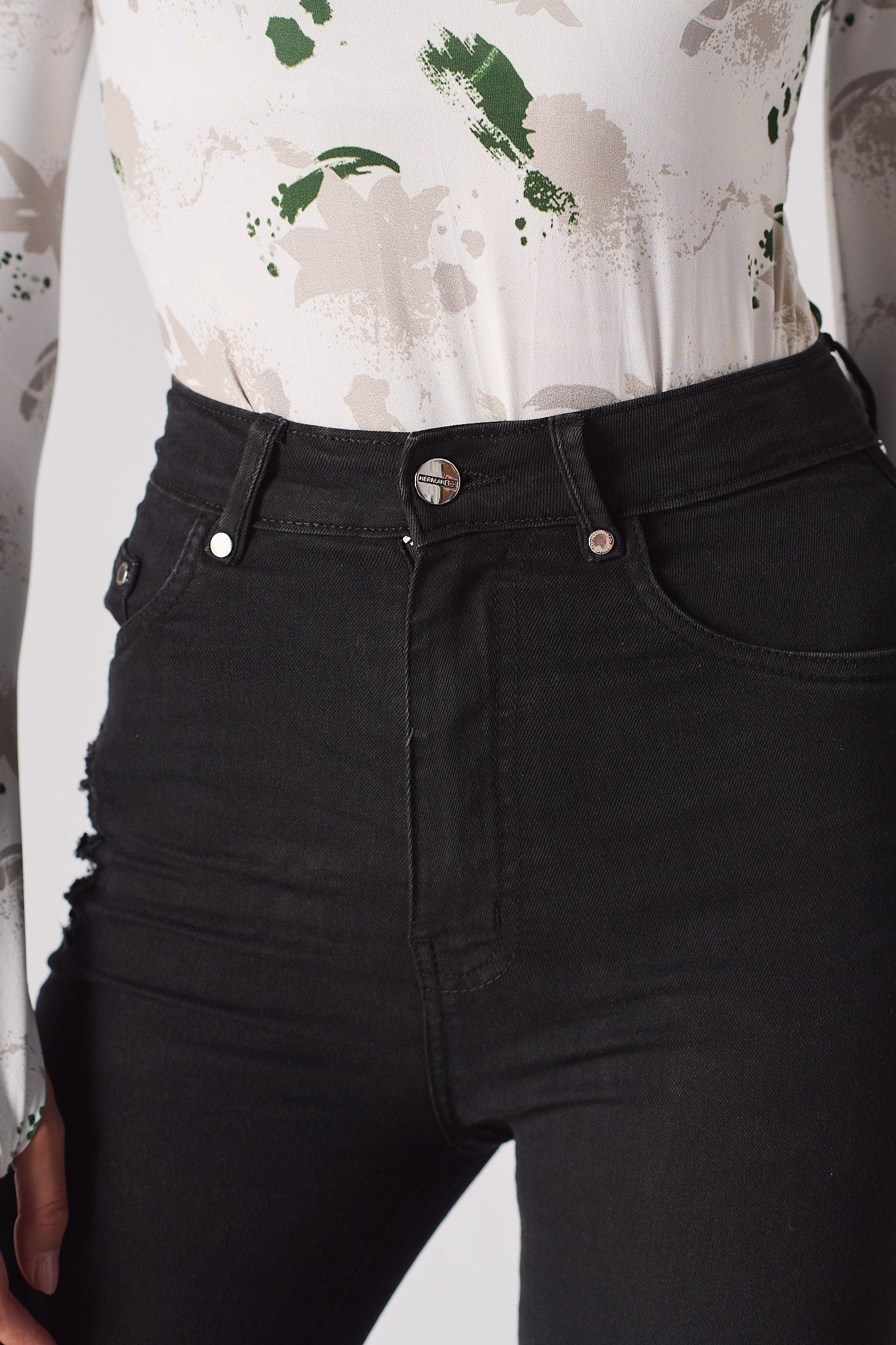 RIPPED SKINNY JEANS - BLACK