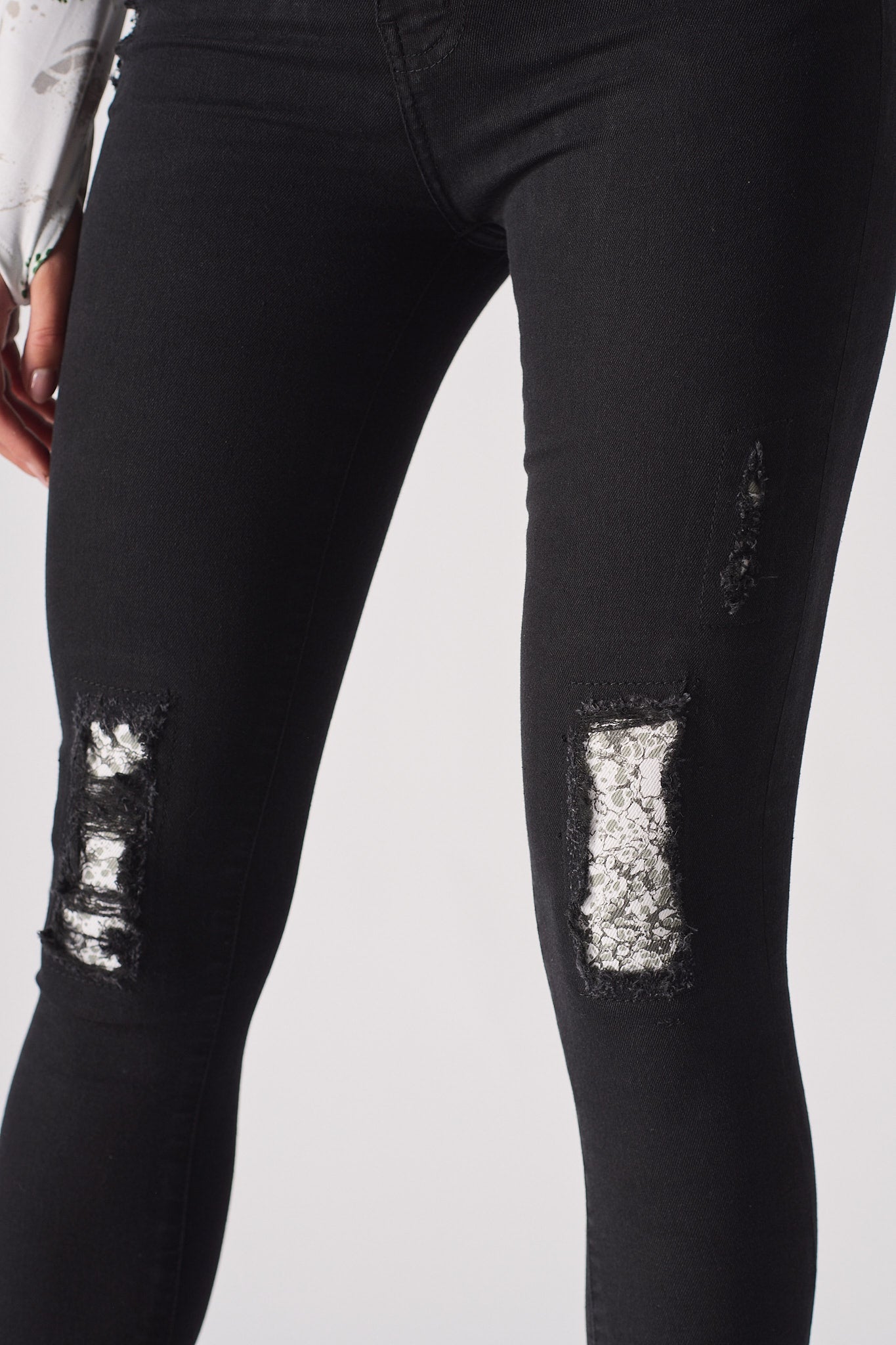 RIPPED SKINNY JEANS - BLACK