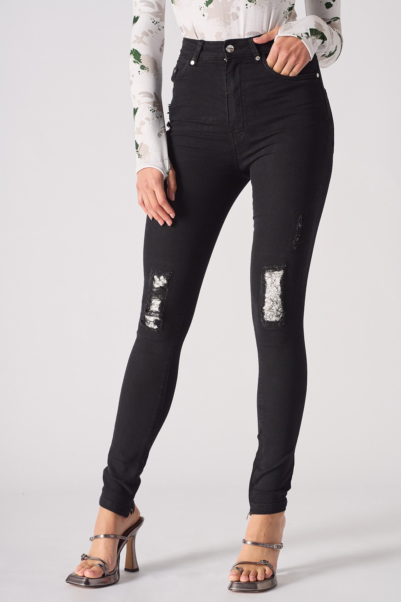 RIPPED SKINNY JEANS - BLACK