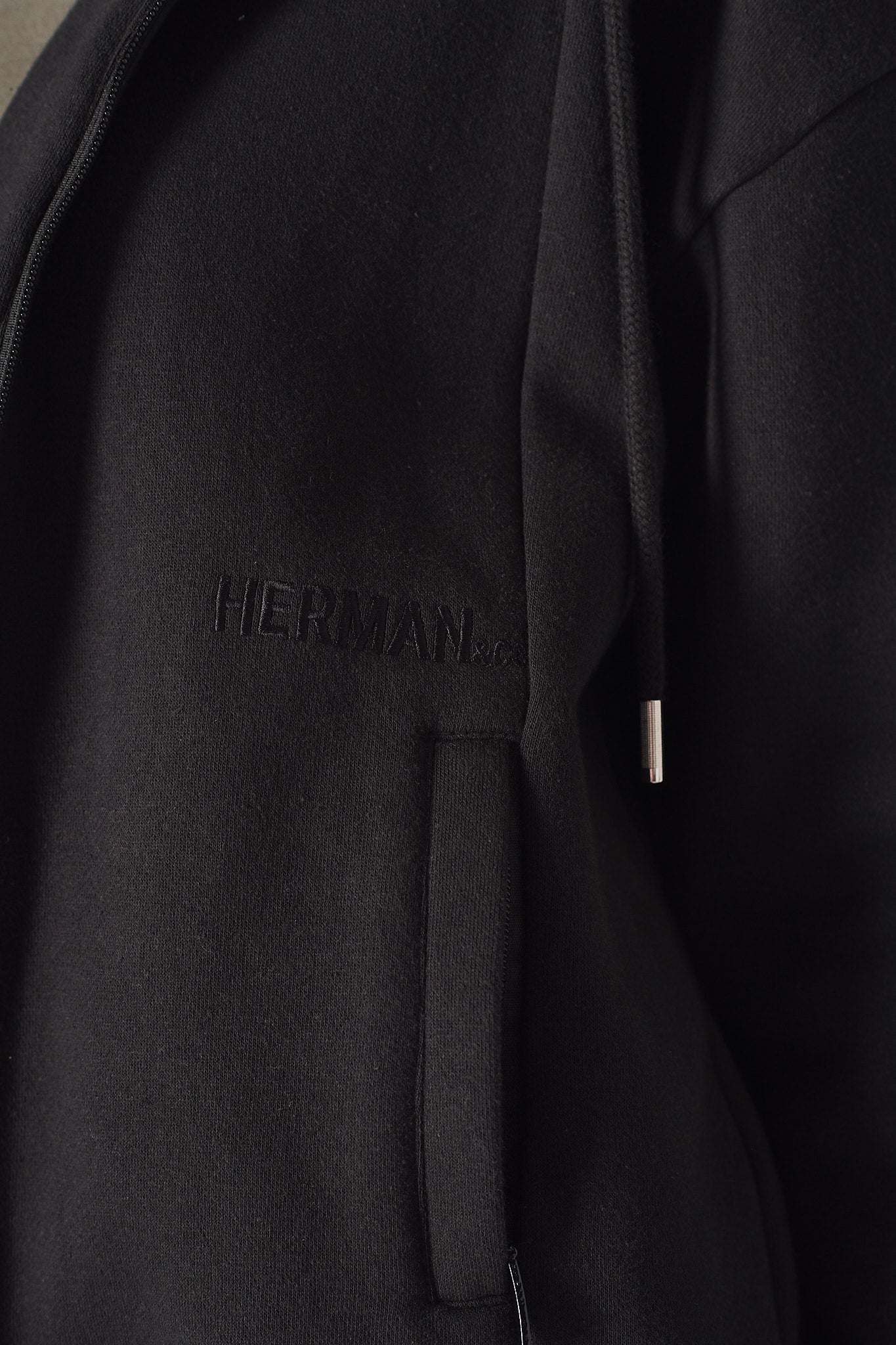 REGULAR ZIP UP HOODIE - BLACK