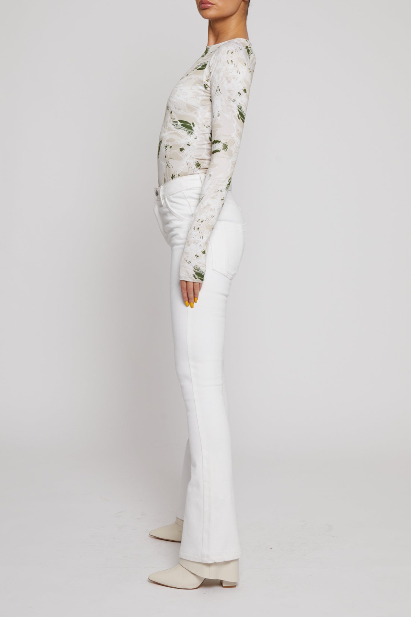 HIGH WAISTED FLARE JEANS - WHITE